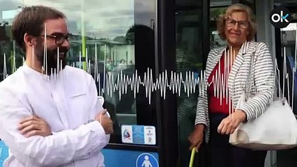 La alcaldesa Manuela Carmena mantiene una conversación con Álvaro Fernandez Gerente de la EMT.