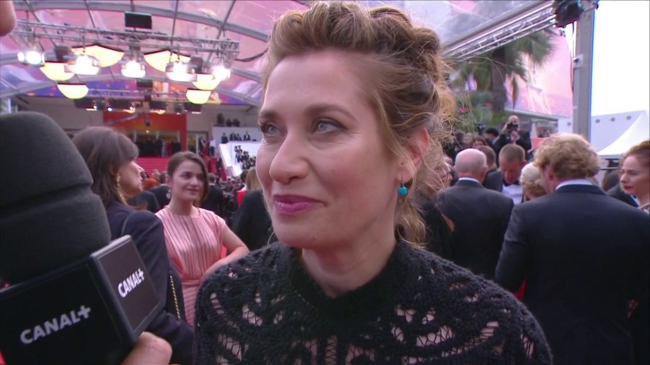 Emmanuelle Devos àla montée des marches pour "Roubaix une lumière" d'Arnaud Desplechin- Cannes 2019