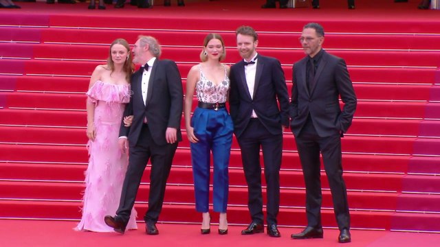 La montée des marches de l'équipe du film Roubaix une lumière - Cannes 2019