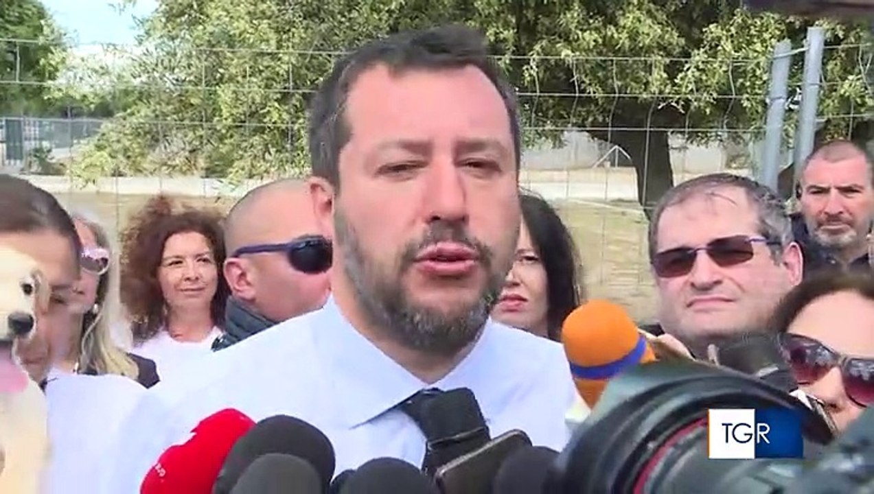 Salvini in Puglia visita canile "fondi del Ministero per aiutare gli animali". Poi l'annuncio: "misure contro maltrattamento e canili lager"