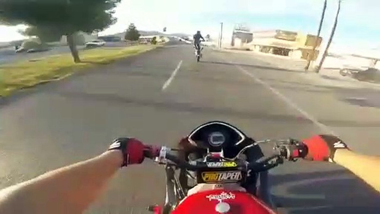 Ce motard se fait percuter par une voiture et ce qu'il va faire est incroyable