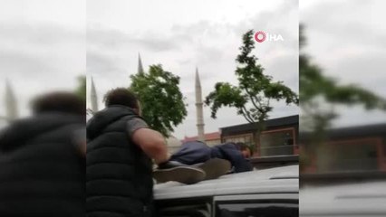 Uber Sürücüsü Aracının Üzerine Çıkarak, Bağlamayın Diye Polise Direndi