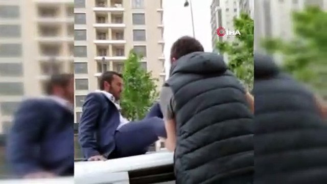 UBER sürücüsü aracının üzerine çıkarak, bağlamayın diye polise direndi