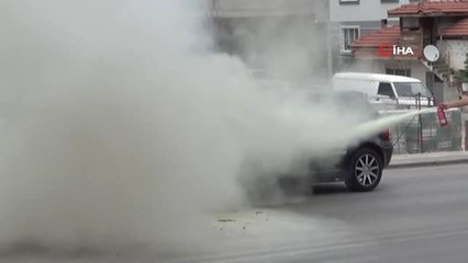 Otomobildeki Yangını Söndürmek İçin Seferber Oldular
