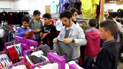 Gönüllü Gençlerden İhtiyaç Sahibi Çocuklara Bayramlık Hediyesi