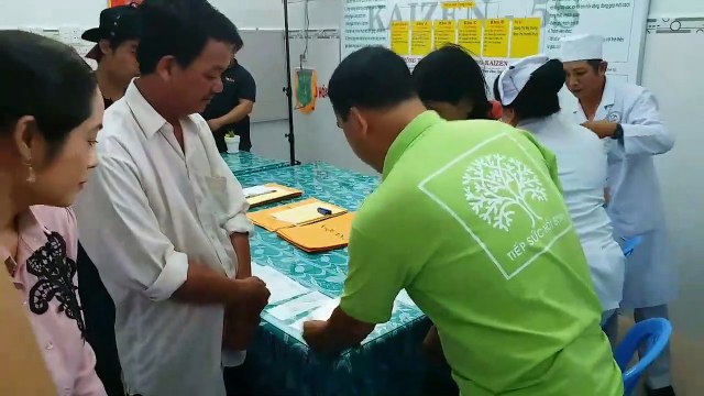 Cảm động hình ảnh nghệ sĩ Quyền Linh trút hết tiền túi giúp người nghèo trong hậu trường