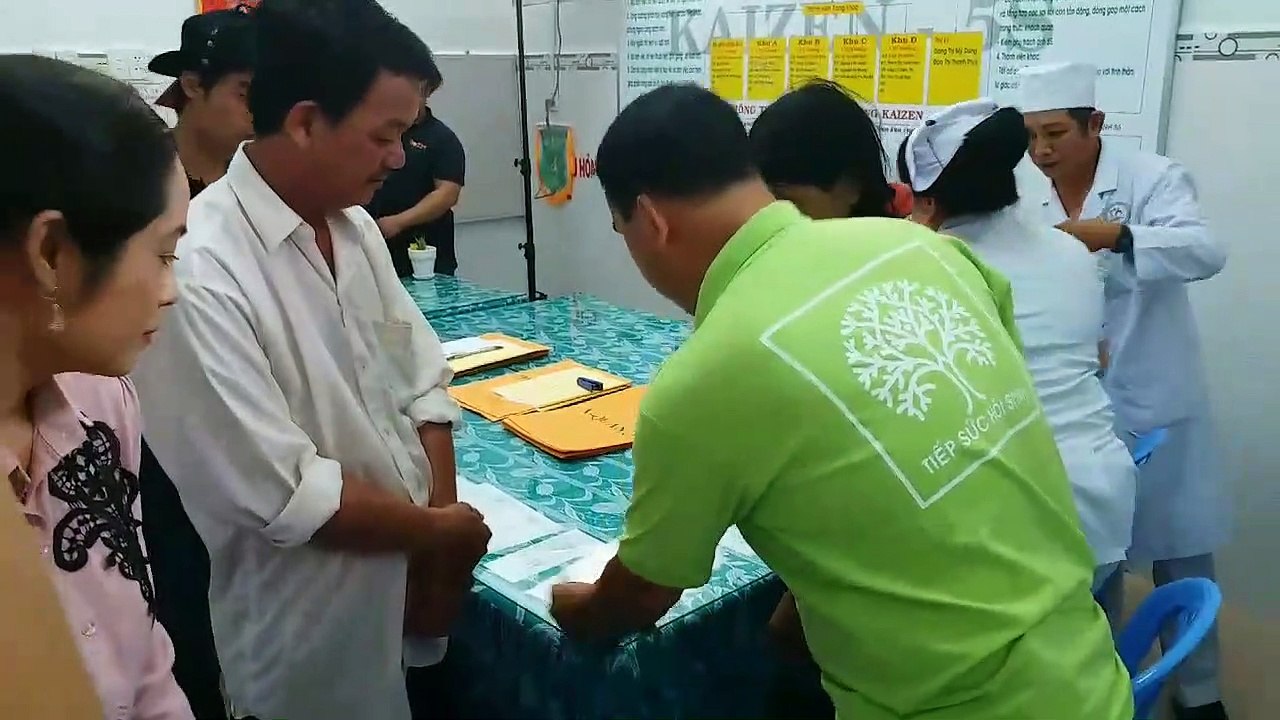 Cảm động hình ảnh nghệ sĩ Quyền Linh trút hết tiền túi giúp người nghèo trong hậu trường