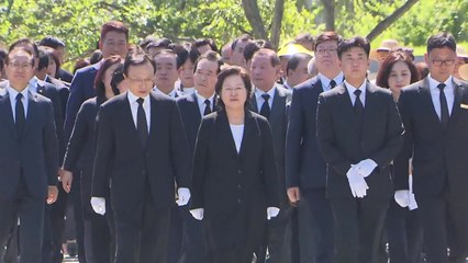 서거 10주기...추모객 붐비는 봉하마을 / YTN