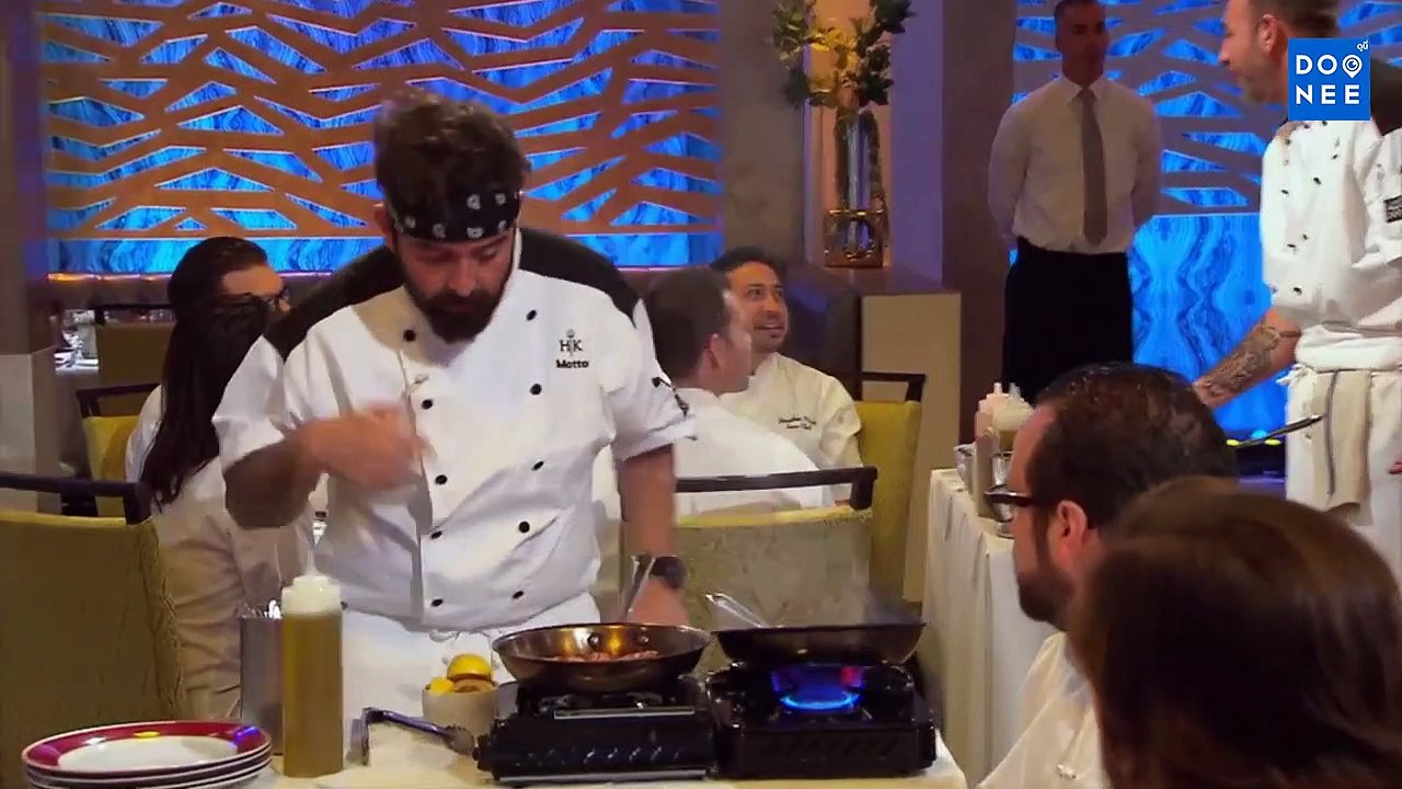 กอร์ดอนให้เด็กใหม่2คนและมือเก๋า2คนเสร์ฟอาหารให้แขกในงาน ในHell's Kitchen ครัวนรก ปี 18 ตอนที่ 14