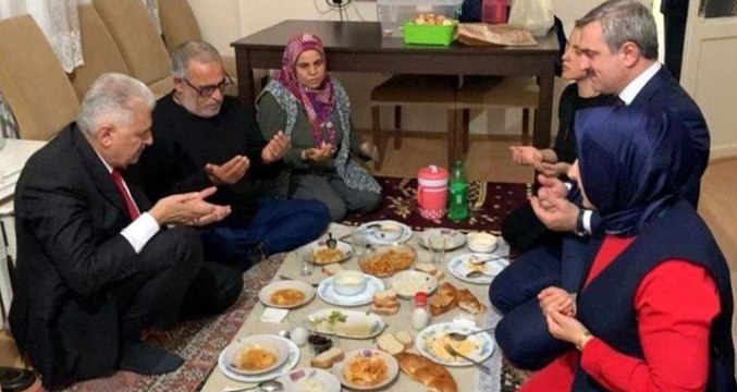 Binali Yıldırım, Tartışma Yaratan İftar Yemeğiyle İlgili Konuştu: Masada 4 Kişilik Yer Vardı