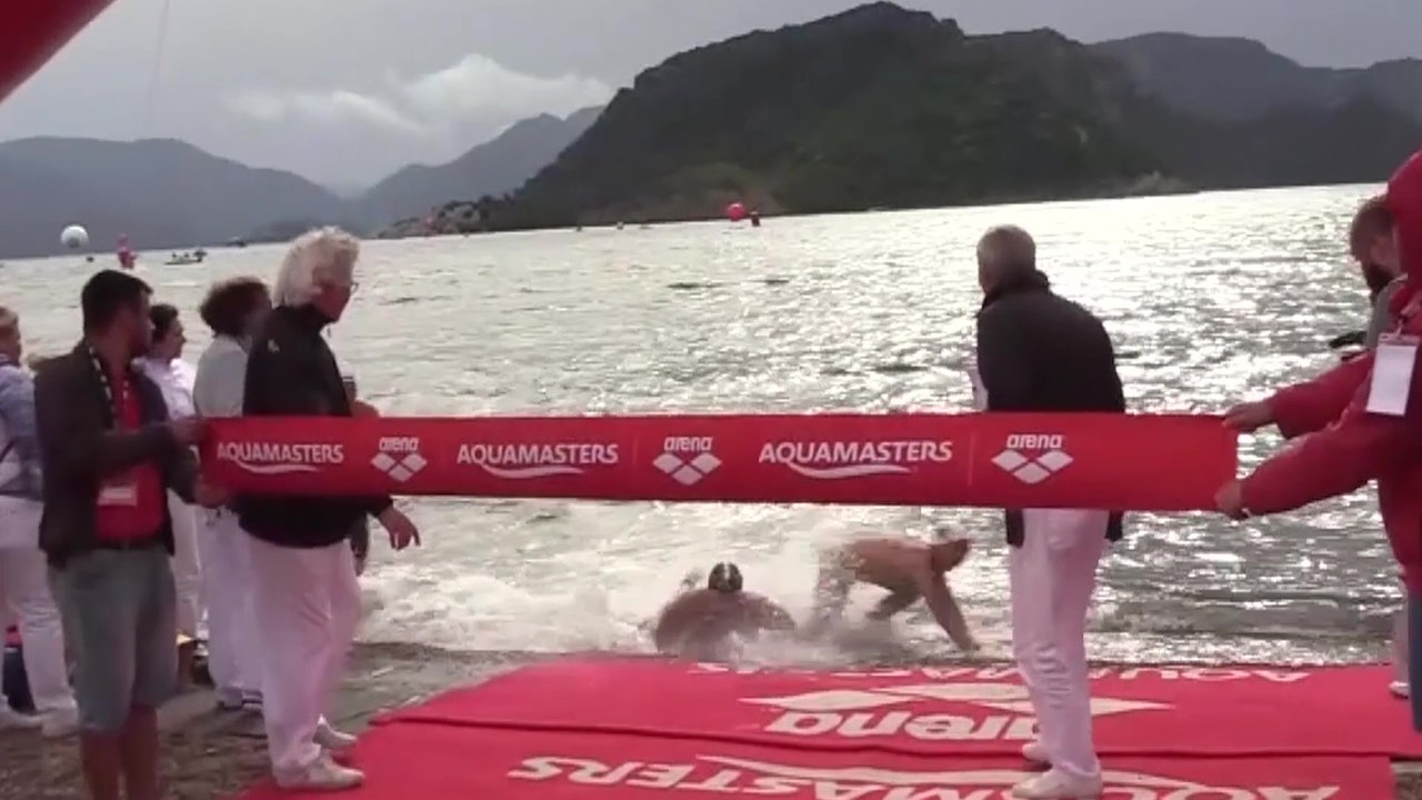 Un homme pousse violemment un enfant de 13 ans pour passer 1er juste devant la ligne d'arrivée