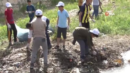 Çocuklar İnci Kefalinin Göç Ettiği Akköprü Deresi'ni Temizledi