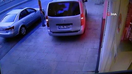 Genç kızın kendilerini görüntülemesine aldırmayan hırsızlar kamerada