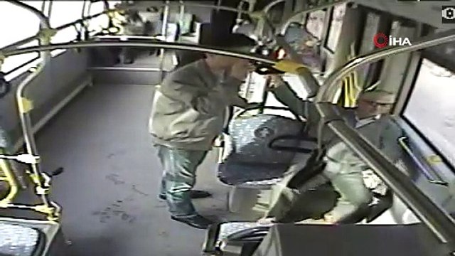 Otobüs şoförü, kalp krizi geçiren yolcuyu hastaneye yetiştirdi! O anlar kamerada