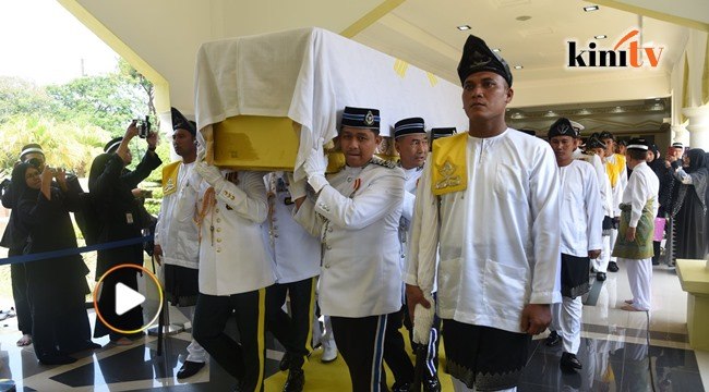 Cuaca panas terik tidak halang rakyat untuk ucap selamat tinggal