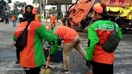 Pasca Rusuh di Jalan Sabang Jakarta, Pos Polisi Hangus hingga Motor Berserakan