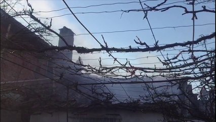 Report TV -Zjarri përfshin katër banesa në Maliq, evakuohen banorët