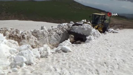 Yaz Aylarına Günler Kala Kar Temizleme Çalışmalarına Devam Ediyorlar