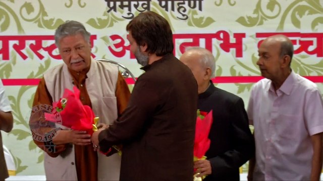 10 Rajshri Marathi	AB Ani CD | Vikram Gokhale - अमिताभजींच्या सहभागामुळे सिनेमाला अधिक उंची मिळेल ! | Upcoming Movie youtube.com/watch?v=vKFGOXzgjkc	एबी आणि सीडी या नव्या सिनेमाचा मुहूर्त शिक्षणमंत्री विनोद तावडे यांच्या हस्ते पार पडला. या स