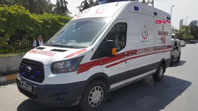 İstanbul- Esenyurt'ta Hafif Ticari Araç Motosiklete Çarptı 2 Yaralı