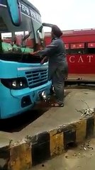 ਬਾਦਲਾ ਦੀ ਬੱਸ ਕੰਪਨੀ ਦਾ ਡਰਾਈਵਰ ਬੱਸ ਅੱਗੇ ਟੂਣਾ ਸਾੜਕੇ ਬਾਦਲਾ ਵਾਸਤੇ ਚੰਗੇ ਦਿਨਾਂ ਦੀ ਕਾਮਨਾ ਕਰਦਾ ਹੋਇਆ