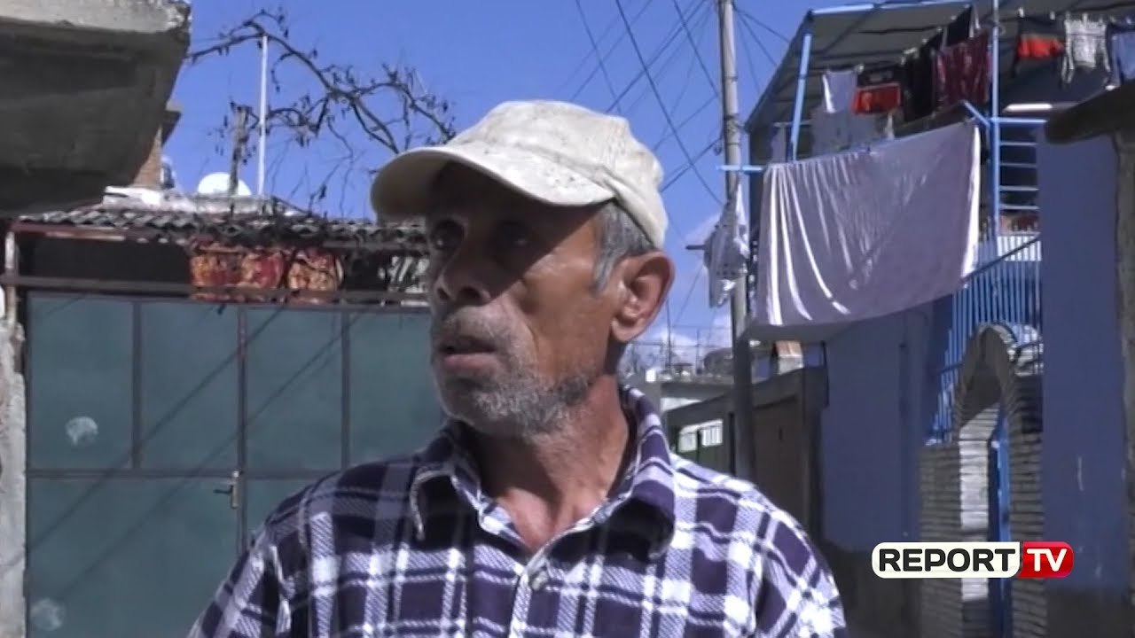 Report Tv - Berat/ Ujërat e zeza vërshojnë në mes të lagjes, ankohen banorët