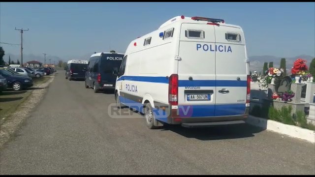 Babai dhe xhaxhai përcillen për në banesën e fundit, Astmer Bilali mbërrin në ceremoninë e varrimit