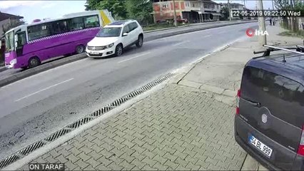 Önüne Çıkan Yolcu Otobüsüne Çarpan Otomobilin Karşı Şeride Fırladığı Anlar Kamerada