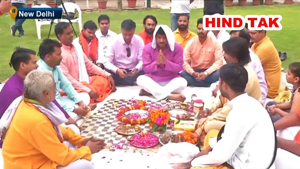 BJP leader Manoj Tiwari performed hawan at his residence in Delhi - LS Poll Results