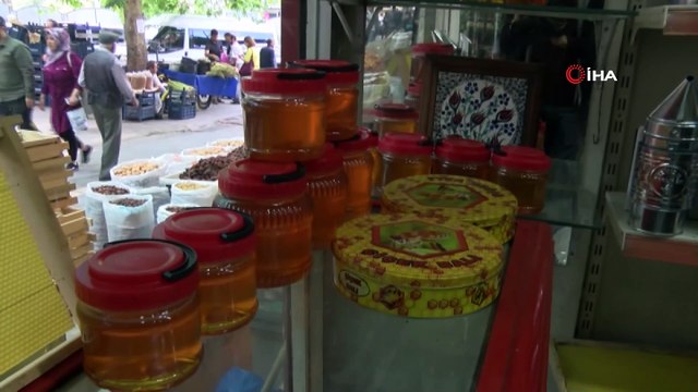 Arı sütü ömrü uzatıyor...Her derde deva olan sütün kilosu bin 500 liradan satılıyor