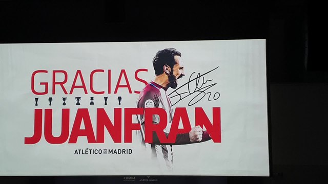 Juanfran se despide emocionado de su club