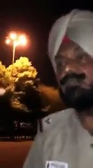 ---CHANDIGARH SEC 17 CHO PUNJAB POLICE NE NASH DI HALAT CHO KUDI NU CHADEA !!