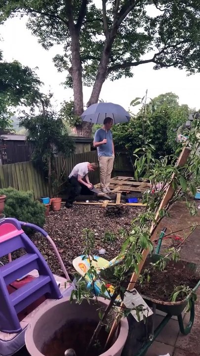 Bricolage : le fils scie et le père tient le parapluie !