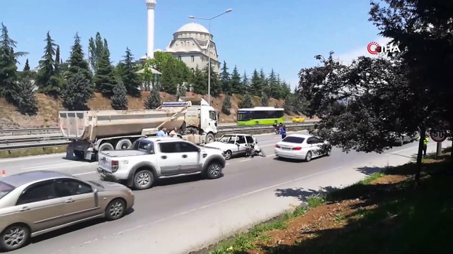 Kocaeli'de hafriyat kamyonuyla otomobil çarpıştı: 3 yaralı