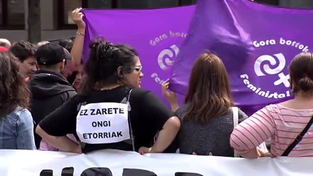 Desinfectan las calles de Miraballes tras el paso de Albert Rivera