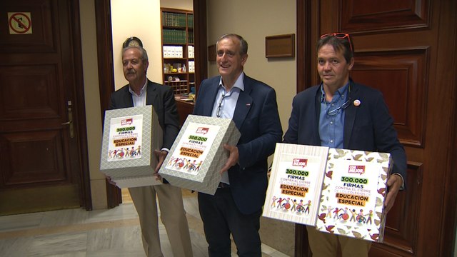 Entregan firmas contra el cierre de centros de educación especial