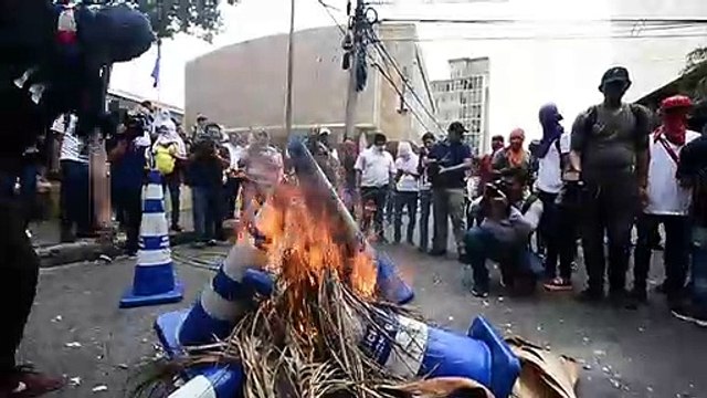 Policía de Honduras reprime manifestación contra reformas de educación y salud