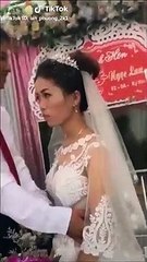Cette jeune mariée na pas l'air très heureuse de son mariage et de son nouveau mari