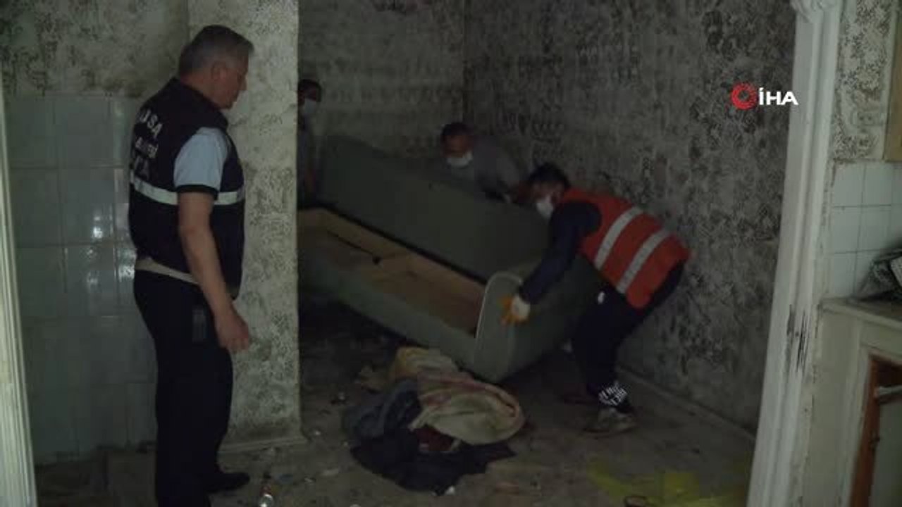 Kötü Koku İhbarı İçin Gittikleri Evden 3 Ton Çöp Çıkardılar