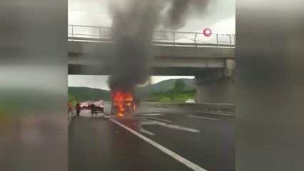 Tem'de Motor Kısmından Alev Alan Tır Böyle Yandı