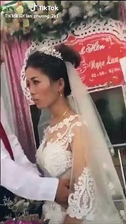 Il a eu un fort coup de main de sa nouvelle épouse quand il a voulu l'embrasser