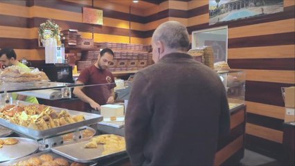 أبناء إدلب يصنعون حلوى الشعيبيات ببرلين