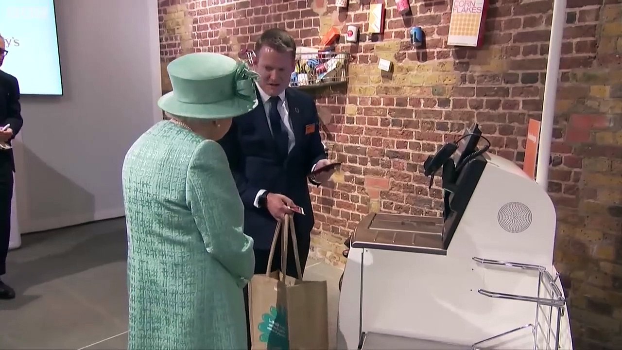 'You can't cheat' asks Queen at check-out - BBC News