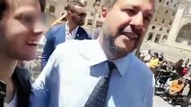 In Puglia Salvini sorpreso da un nuovo selfie-scherzo 
