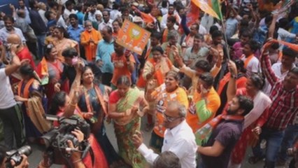 Bailes y carteles gigantes de Modi para celebrar la victoria electoral