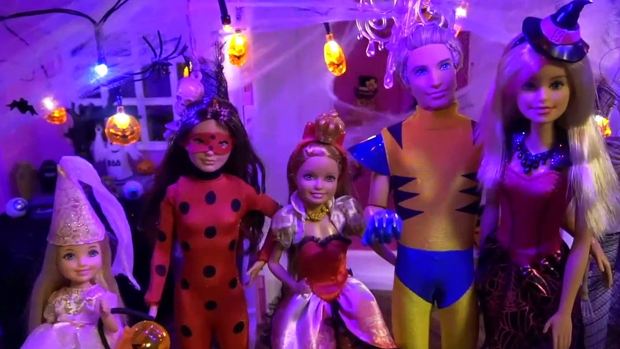 Barbie House Halloween Decorations & Doll Costumes with Chelsea Ken Skipper & Stacie