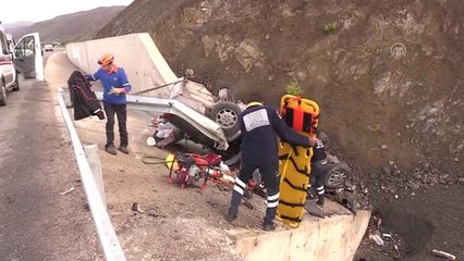 Erzincan'da otomobil bariyerlere çarptı