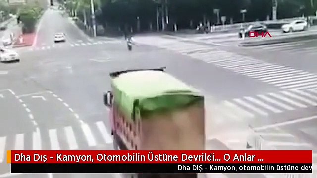 Dha Dış - Kamyon, Otomobilin Üstüne Devrildi... O Anlar Kamerada