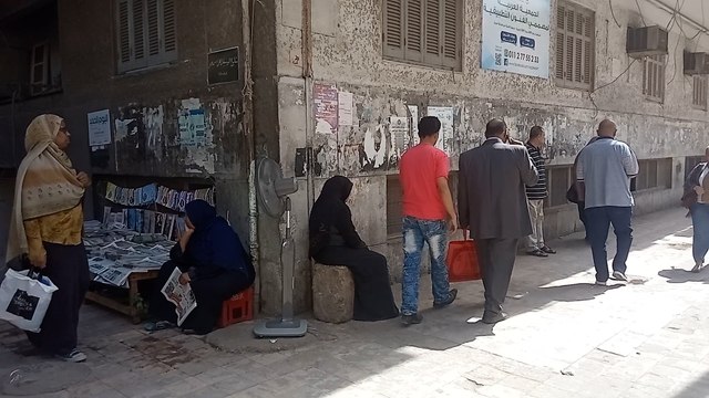مروحة في الشارع وجرائد على الرأس.. المصريون يواجهون ارتفاع الحرارة