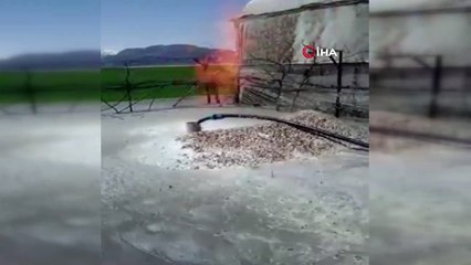 Serasını sulamak için açtığı sondaj kuyusundan alev püskürdü